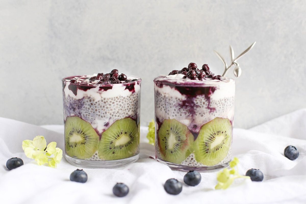 Ankara hamile diyetisyeni için chia puding ve meyve Ankara hamile diyetisyeni için chia puding ve meyve
